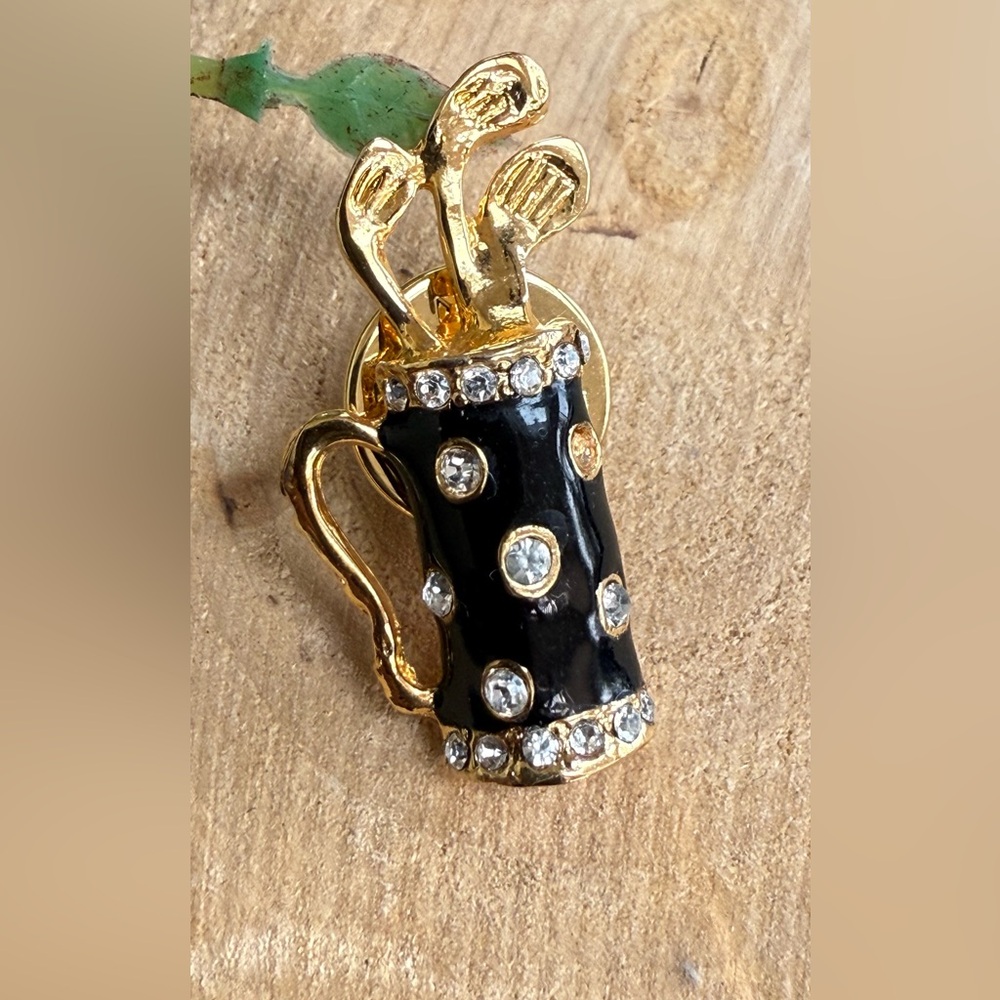 Navika USA Golf Bag Brooch Pin
Gold Tone w Black & Rhinestones Signed 1.25"